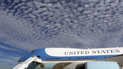 Air Force One, l'avion du pr&eacute;sident am&eacute;ricain attend Barack Obama sur l'Andrews Air Force Base pr&egrave;s de Washington (Etats-Unis), le 6 novembre 2013. (LARRY DOWNING / REUTERS)