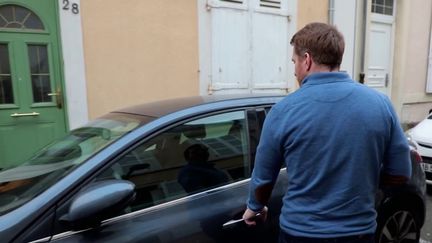 Consommation : louer sa voiture entre voisins pour faire des économies (France 2)