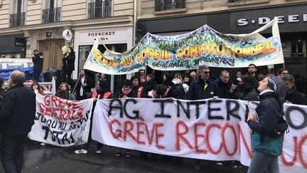 Des manifestants brandissent une banderole lors de la 12e journée de mobilisation contre la réforme des retraites, le 13 avril 2023. (MARINE CARDOT / FRANCEINFO)