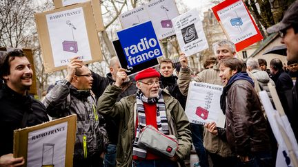 Des salari&eacute;s gr&eacute;vistes de Radio France manifestent pr&egrave;s de Matignon &agrave; Paris, le 2 avril 2015. (CITIZENSIDE / AURÉLIEN MORISSARD / AFP)