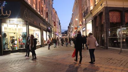 Dans une rue commerçante de Lille, dans le Nord. (FRANCOIS CORTADE / RADIOFRANCE)