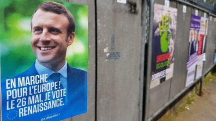 L'affiche de campagne pour les élections européennes d'En Marche Renaissance avec Emmanuel Macron en photo. (JEAN-FRANCOIS FREY / MAXPPP)