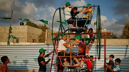 Beaucoup  de jeunes Gazaouis passent une partie de leurs vacances dans les camps du Hamas, où l’amusement et les jeux ne sont pas oubliés,
 
Cependant, selon le ministère de l’Education de Gaza, les Brigades Izz al-Din al-Qassam, la branche armée du Hamas, formeraient également les garçons au combat. (REUTERS/Mohammed Salem)