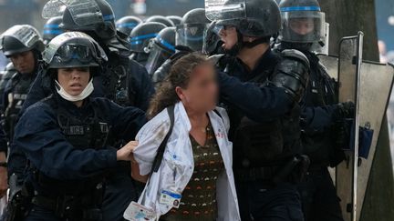L'infirmière a été interpellée lors de la manifestation des soignants&nbsp;à Paris, le 16 juin 2020. (ESTELLE RUIZ / HANS LUCAS / HANS LUCAS VIA AFP)