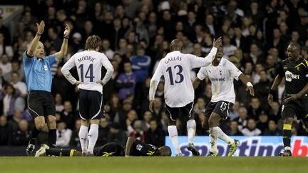 Le joueur de Bolton Fabrice Muamba (en noir, au sol) apr&egrave;s son malaise cardiaque sur le terrain de Tottenham, &agrave; Londres, le 17 mars 2012.&nbsp; (MATT DUNHAM/AP/SIPA / AP)