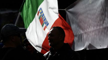 Un drapeau de l'Association nationale des partisans d'Italie brandi lors d'une manifestation antifasciste à Rome, le 27 octobre 2018. (FILIPPO MONTEFORTE / AFP)