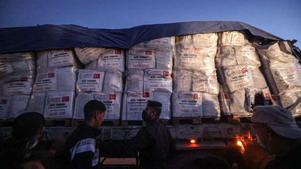 Un camion rempli d'aide humanitaire entre dans la bande de Gaza, par la porte de Rafah, le 24 novembre 2023. (MUSTAFA HASSONA / ANADOLU / AFP)