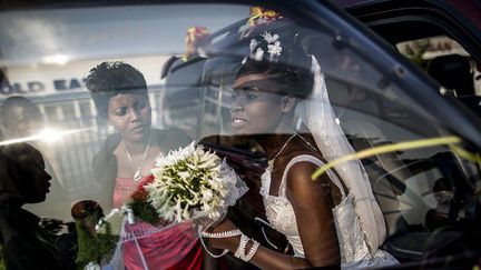 Une mariée lors d'une séance photo à Bujumbura, au Burundi. (MARCO LONGARI / AFP)