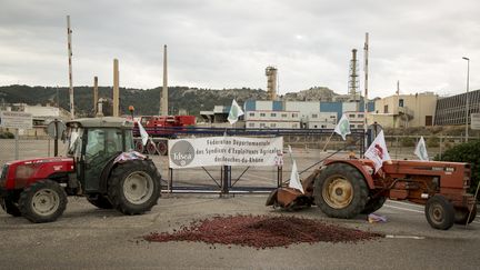 Des tracteurs devant l'entrée de la raffinerie Total de La Mède, le 11 juin 2018, à&nbsp;Châteauneuf-les-Martigues (Bouches-du-Rhône). (DENIS THAUST / CROWDSPARK / AFP)