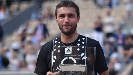 Battu en trois sets par Marin Cilic au 3e tour (6-0, 6-3, 6-2), Gilles Simon a fait ses adieux à Roland-Garros. Le Français continuera cependant à jouer jusqu'à la fin de la saison.