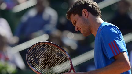 Le joueur fran&ccedil;ais Gilles Simon grimace lors de sa d&eacute;faite en Coupe Davis contre l'Argentin Carlos Berlocq, le 7 avril 2013.&nbsp; (DANIEL GARCIA / AFP)