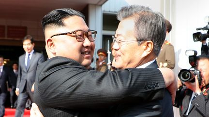 Le dirigeant nord-coréen Kim Jong-un (à gauche) et le président sud-coréen&nbsp;Moon Jae-in, le 26 mai 2018,&nbsp;dans la zone démilitarisée qui sépare les deux Corées. (DONG-A ILBO / AFP)