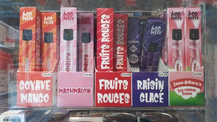 Des "puffs" en vente dans un bureau de tabac. (STEPHANIE BERLU / RADIO FRANCE)