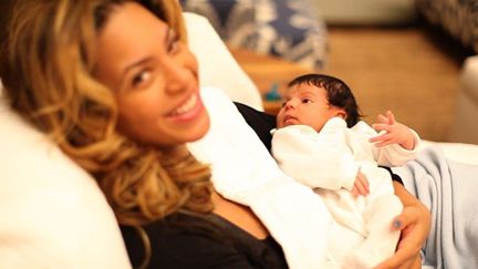 Beyoncé, radieuse avec sa petite Blue Ivy.
 (LifeandTimes.com)