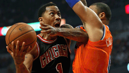 Derrick Rose monte au panier malgré Tyson Chandler