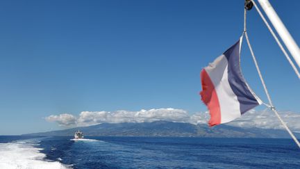 Le drapeau français flotte sur un bateau, au large de Papeete, à Tahiti, en juillet 2021. (LUDOVIC MARIN / AFP)