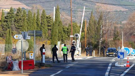 Lors de la reconstitution de l'accident entre un car et un train à Millas (Pyrénées-Orientales), le 19 décembre 2017. (MAXPPP)