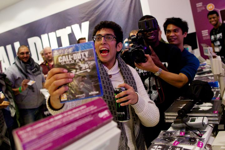 Un client heureux d'&ecirc;tre le premier anglais &agrave; avoir achet&eacute; Call of Duty : Ghosts, &agrave; Londres (Royaume-Uni), le 4 novembre 2013 au soir. (ANDREW COWIE / AFP)