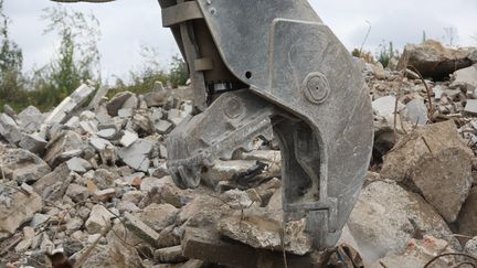 Les déchets d'un chantier, sur un site permettant leur recyclage, à Haubourdin (Nord), le 9 juin 2020. (THIERRY THOREL / MAXPPP)