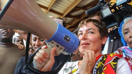 La ministre des Outre-mer, Annick Girardin, s'adresse à des manifestants le 12 mars 2018 à Mamoudzou (Mayotte).&nbsp; (ORNELLA LAMBERTI / AFP)