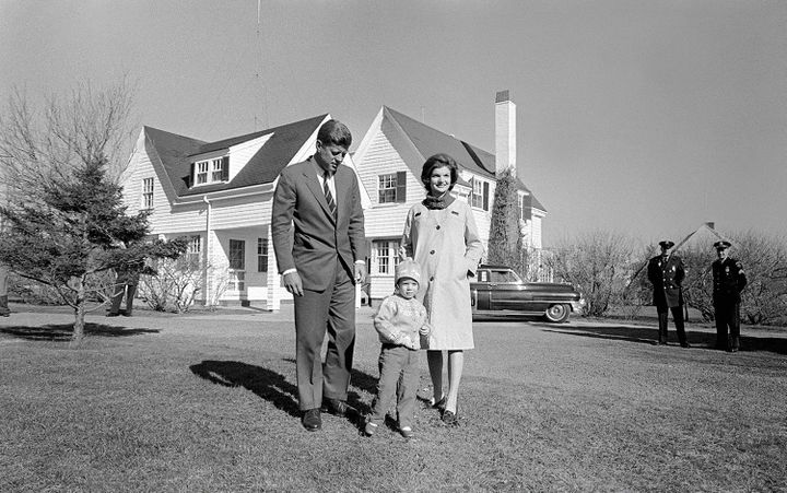 Le couple Kennedy en 1960 avec leur fille Caroline, devant leur maison à Hyannis Port
 (AFP  )