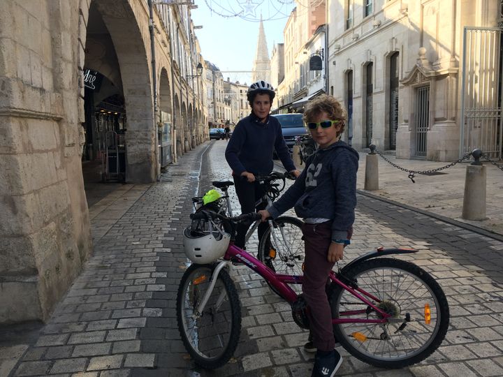 Arthur et Gaspard dans les vieilles rues de La Rochelle qui possède de belles arcades (INGRID POHU / RADIO FRANCE)