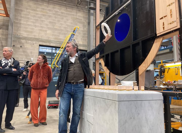 Pascal Remy, directeur de la métallerie des Ateliers Saint-Jacques, montre à l'aide d'une réplique à quel endroit sera placée la couronne d'épines du Christ dans la châsse reliquaire, le 6 novembre 2024, à Saint-Rémy-lès-Chevreuse. (VALERIE GAGET / FRANCEINFO CULTURE)