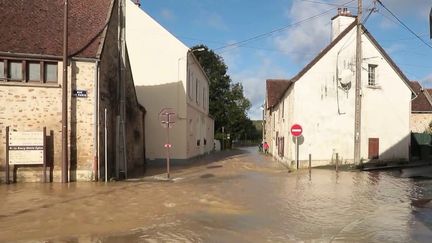 L'eau a envahi les rues de plusieurs communes de Seine-et-Marne, vendredi 27 septembre, après de fortes pluies. Les habitants sont désemparés.