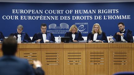 Les juges de la Grande chambre de la&nbsp;Cour européenne des droits de l'homme, à Strasbourg, le 22 novembre 2017.&nbsp; (FREDERICK FLORIN / AFP)