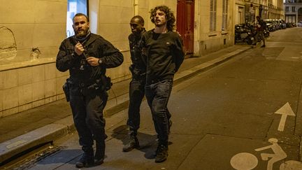 Les forces de l'ordre procèdent à une interpellation dans le quartier de l'Opéra, à Paris, le 1er mai 2023. (VINCENT GERBET / HANS LUCAS / AFP)