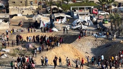 À Gaza, une frappe dans la zone humanitaire d'Al-Mawasi a fait au moins 40 morts dans la nuit du lundi 9 au mardi 10 septembre. Dans cette zone, les déplacés de l'enclave sont censés être en sécurité. (France 2)