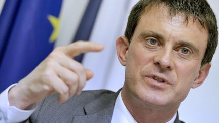 Le ministre de l'Int&eacute;rieur, Manuel Valls, le 7 juin 2013 au Luxembourg. (GEORGES GOBET / AFP)