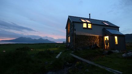 Les habitants n’avaient aucun droit sur leurs terres ni aucun bail. En 1997, après un long combat, Maggie Fyffe et la communauté de l’île ont gagné contre leur propriétaire. A travers le Eigg Heritage Trust (partenariat entre les habitants de l'île, le Highland Council et le Scottish Wildlife Trust), ils peuvent alors racheter l’île et ses maisons et devenir ainsi totalement autonomes.
 
  (Reuters/Paul Hackett)