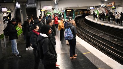 People wait for the metro in Paris, March 7, 2023. (CHRISTOPHE ARCHAMBAULT / AFP)