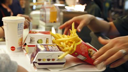 Une employ&eacute;e d'un restaurant&nbsp;McDonald's, &agrave; Strasbourg (Bas-Rhin) pr&eacute;pare un plateau, le 17 septembre 2009.&nbsp; (VINCENT KESSLER / REUTERS )