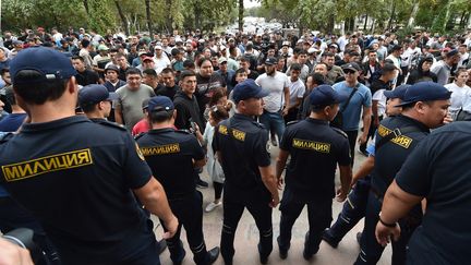 Des manifestants font face&nbsp;à des forces de l'ordre du Kirghizistan, dans la capitale, Bichkek, le 16 septembre 2022. (VYACHESLAV OSELEDKO / AFP)