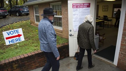 Un couple se rend dans un bureau de vote à&nbsp;Middleburg (Virginie) le 6 novembre 2018. (ANDREW CABALLERO-REYNOLDS / AFP)