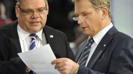 Le président europhobe du Parti des Finlandais, Timo Soini (à gauche), avec le candidat conservateur pro-européen, Sauli Niinisto (à droite), à Helsinki le 22 janvier 2012 (AFP - LEHTIKUVA - Jussi Nukari)