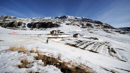 Une piste de ski à L'Alpe d'Huez (Isère), le 16 décembre 2015. (JEAN-PIERRE CLATOT / AFP)