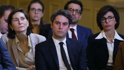 Gabriel Attal entouré de Amélie Oudea-Castera et Rachida Dati, lors de la conférence de presse du président Macron, le 16 janvier 2024. (LUDOVIC MARIN / AFP)