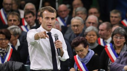 Le président Emmanuel Macron s'exprime devant des maires, le 15 janvier 2019 à&nbsp;Grand Bourgtheroulde&nbsp;(Eure), pour le lancement du grand débat national. (LUDOVIC MARIN / AFP)