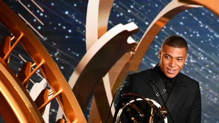 L'attaquant du PSG Kylian Mbappé avec son trophée de meilleur joueur de Ligue 1, dimanche 19 mai.&nbsp; (FRANCK FIFE / AFP)