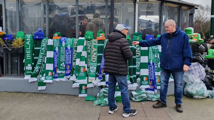 Un stand de vente d'écharpes et de souvenirs du match devant un pub, à quelques mètres de l'Aviva Stadium, le 11 février 2023. (FRANCEINFO: SPORT/ MAYLICE LAVOREL)