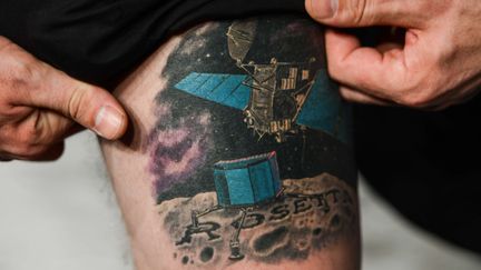 Un physicien de l'agence spatiale europ&eacute;enne montre son tatouage de la sonde Rosetta et de son robot Philae, le 12 novembre 2014. (ARNE DEDERT / AP / SIPA)