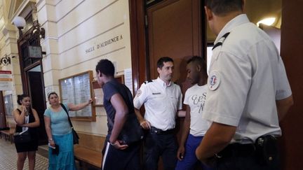 Des personnes sortent de l'audience en comparution imm&eacute;diate apr&egrave;s les violences de Trappes, au tribunal de Versailles (Yvelines), le 22 juillet 2013. (FRANCOIS GUILLOT / AFP)