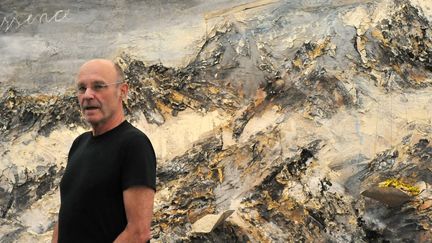 L'artiste Anselm Kiefer pose en 2011 près de l'une de ses oeuvres, "Essence", exposée au Musée Frieder Burda de Baden-Baden.
 (ROLF HAID / DPA / AFP)