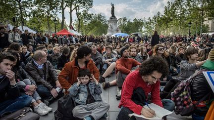 &nbsp; (Des militants de "Global Debout", place de la République à Paris, dimanche 15 mai© Maxppp)