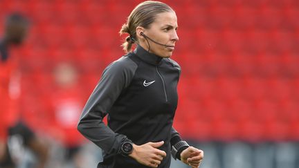 L'arbitre française Stéphanie Frappart&nbsp;lors du&nbsp;match de Ligue 1 entre le Stade Rennais et le Stade Brestois au Roazhon Park, à Rennes, le 31 octobre 2020. (JEAN-FRANCOIS MONIER / AFP)