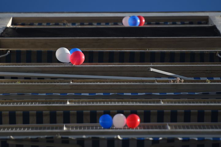 Des ballons bleus, blancs et rouges&nbsp;suspendus à des balcons, le 27 novembre 2015, à Marseille (Bouches-du-Rhône). (BORIS HORVAT / AFP)