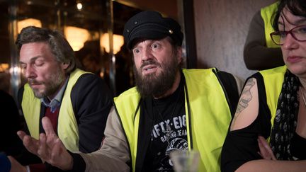 La tête de liste de l'Alliance jaune, Francis Lalanne, lors d'une conférence de presse à Paris, le 17 décembre 2018. (ERIC FEFERBERG / AFP)